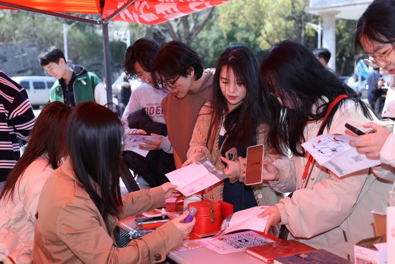 設(shè)計(jì)與藝術(shù)學(xué)院特色游園會(huì)暨周末文化廣場(chǎng)活動(dòng)舉行 企業(yè)管理咨詢賦能藝術(shù)創(chuàng)新